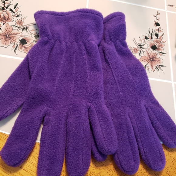 6  Pieces 1 Scarf 3 Hats and 2 Set of Gloves - Picture 5 of 16